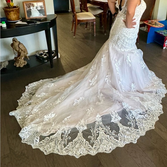 This is a brand new wedding dress very nice and elegant - Picture 6 of 9